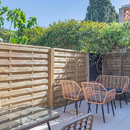 Avec Terrasse Et Piscine