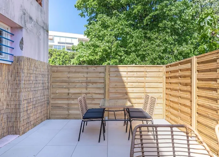 Avec Terrasse Et Piscine Антиб